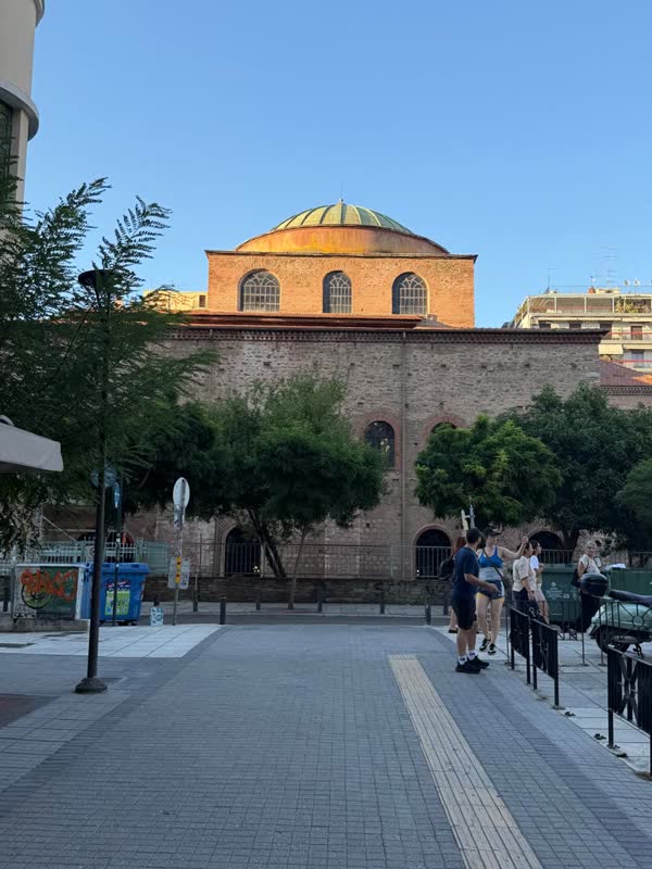 כנסיית אאיה סופיה בכיכר עירונית במרכז סלוניקי, עוברי אורח ביום קיץ