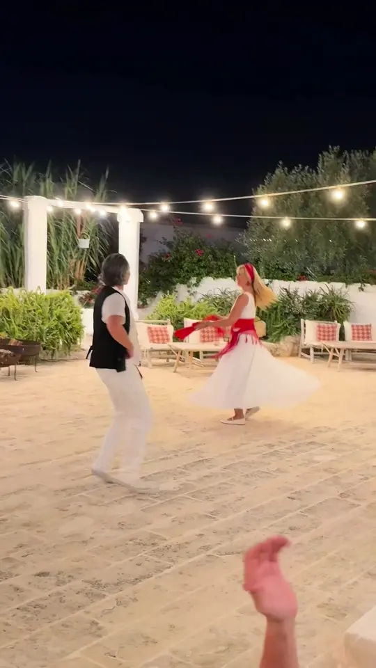 ריקוד פיצ׳יקה מסורתי בחצר